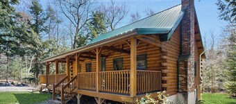 Charming Log Cabin w/ Free WiFi plus a Community Pool, Tennis, & Clubhouse