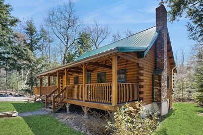 Charming Log Cabin w/ Free WiFi plus a Community Pool, Tennis, & Clubhouse