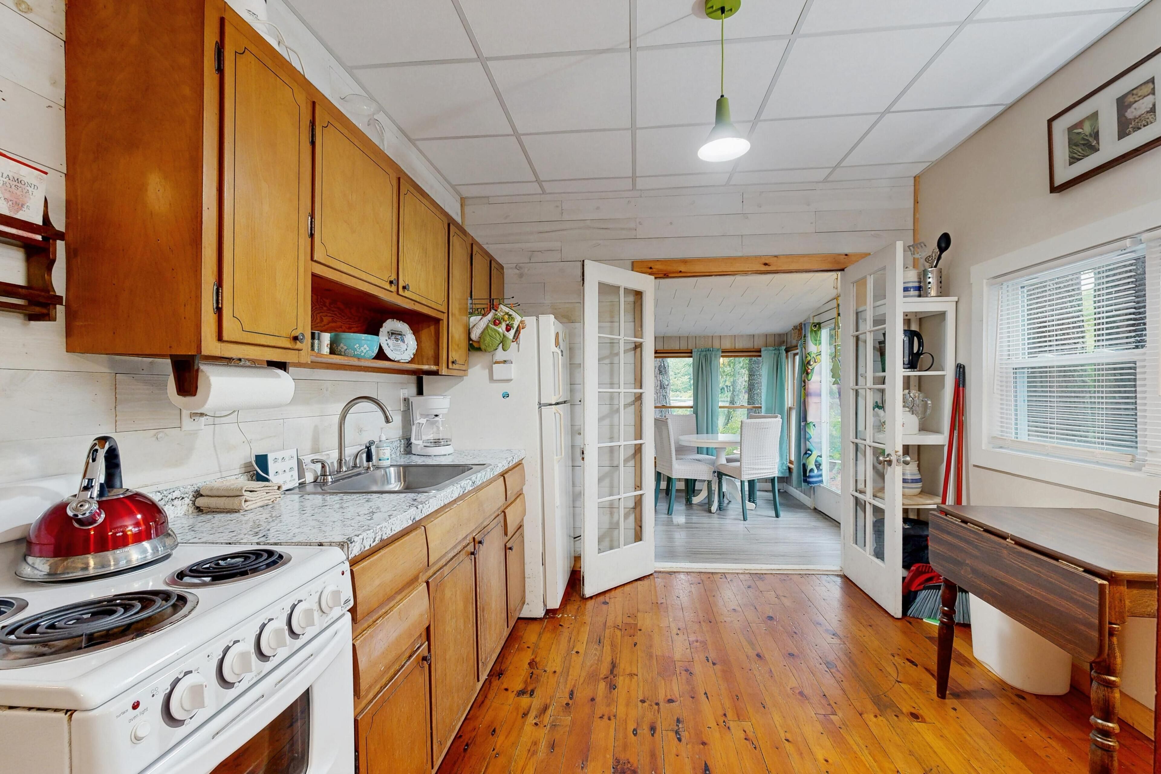 Coffee/tea maker, fridge, microwave, oven