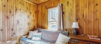 Adorable waterfront gem with 2 kayaks, high-speed WiFi, full kitchen & dock