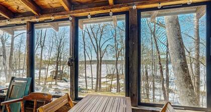 Adorable waterfront gem with 2 kayaks, high-speed WiFi, full kitchen & dock