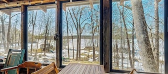 Adorable waterfront gem with 2 kayaks, high-speed WiFi, full kitchen & dock