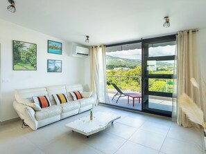TV - Atea Pearl – Top-floor one-bedroom apartment with views (Pirae)