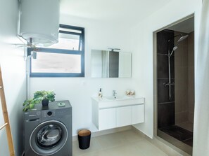 Shower, hair dryer, towels - Atea Pearl – Top-floor one-bedroom apartment with views (Pirae)