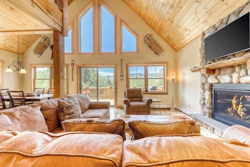 The Escape at ThunderSnow Sunday River lodge with Stunning Views to Wake Up to