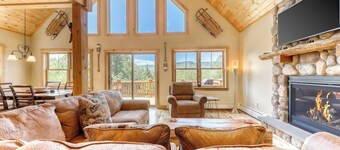 The Escape at ThunderSnow Sunday River lodge with Stunning Views to Wake Up to
