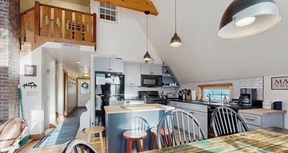 Dog-friendly Woodland home near ski resort with firepit
