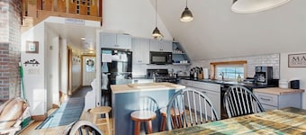 Dog-friendly Woodland home near ski resort with firepit