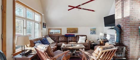 TV, fireplace, DVD player, books