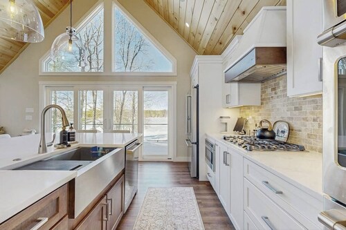 Lakefront properties with private beach, hot tub, dock, kayaks, grill & firepit
