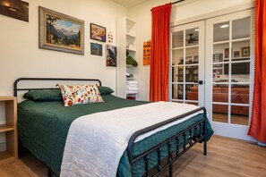 2 slaapkamers, een strijkplank/strijkijzer, internet, beddengoed