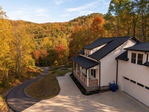 Exterior - The Nest - Cozy Woodland Retreat with Hot Tub & Fire Pit (Leicester)