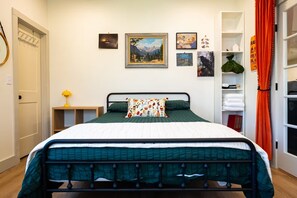 2 bedrooms, iron/ironing board, Internet, bed sheets - The Nest - Cozy Woodland Retreat with Hot Tub & Fire Pit (Leicester)