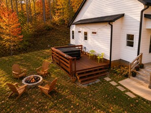 Outdoor dining - The Nest - Cozy Woodland Retreat with Hot Tub & Fire Pit (Leicester)