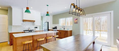 Réfrigérateur, four à micro-ondes, un four, surface de cuisson