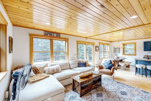 Dog-friendly Sunday River retreat with large yard, grill, washer/dryer