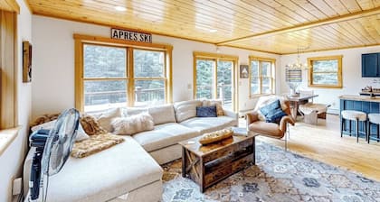Dog-friendly Sunday River retreat with large yard, grill, washer/dryer