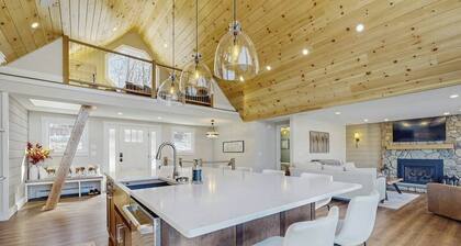 Lakefront house with private beach, firepit, dock, 4 kayaks, grill & hot tub