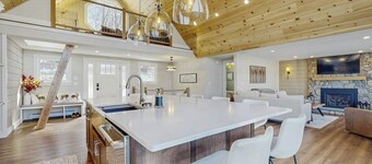 Lakefront house with private beach, firepit, dock, 4 kayaks, grill & hot tub