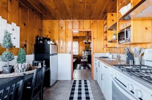 Private kitchen - Mad for Plaid at Cabin 9 in Lakewood Cabins Near Village (Big Bear Lake)