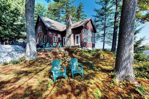 Tranquil Lakefront Retreat with Private Beach and Spacious Living