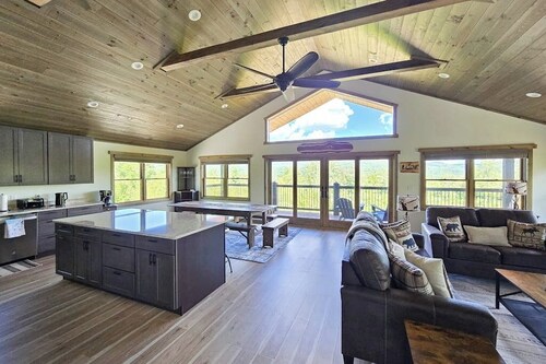 Spacious mountain retreat with fire pit, hot tub, sauna, and foosball
