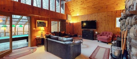 Tv, eldstad, dvd-spelare och bordsfotboll