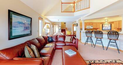 Cute townhome on the slopes with trail access, deck, hot tub & pool