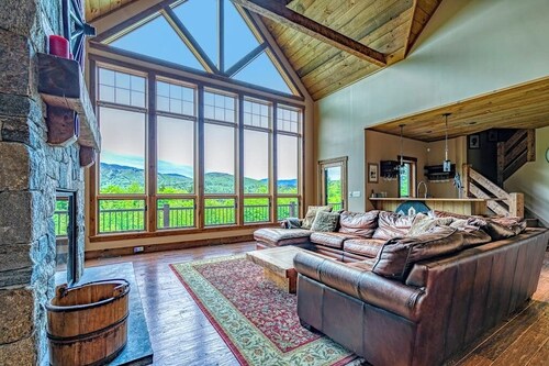 Stunning mountain-view estate with private pool & hot tub - near slopes