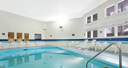 Ski-in/ski-out condo with shared pool & hot tub - steps away from ski lift