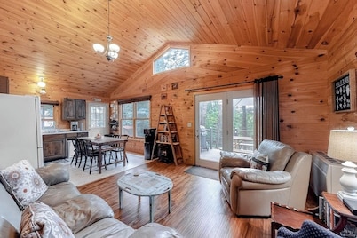 Fantastic Lakefront Cabin W/ Free WiFi, Three Kayaks, Private Dock, & Firepit