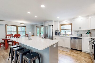 Secluded escape with three beaches, lake access, grill & fast WiFi - dogs OK