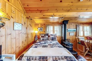 Free WiFi, bed sheets - Lakefront cabin with shared firepit & access to Sebago Lake (Standish)