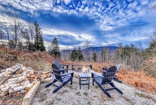 Secluded dog-friendly getaway with hot tub, game room, firepit, mountain views