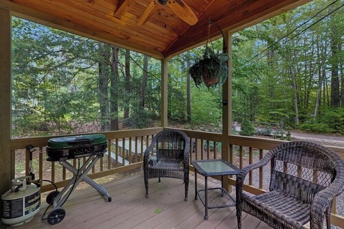 Cozy wooded cabin with lake access, firepit & kitchenette