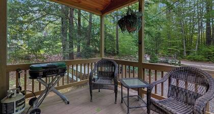 Cozy wooded cabin with lake access, firepit & kitchenette