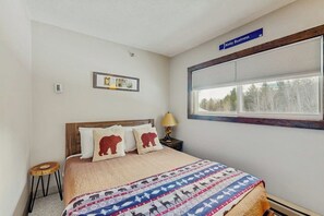 Room - Ski-in/out 2-story condo with balcony, on-site indoor pool, hot tub, sauna, W/D (Newry)