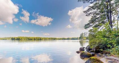 Lakefront, dog-friendly cottage with screened porch, firepit, WiFi & lake access