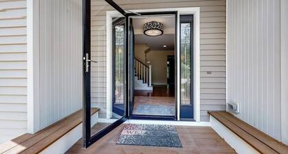 Secluded getaway near the beach & town with game room and hot tub