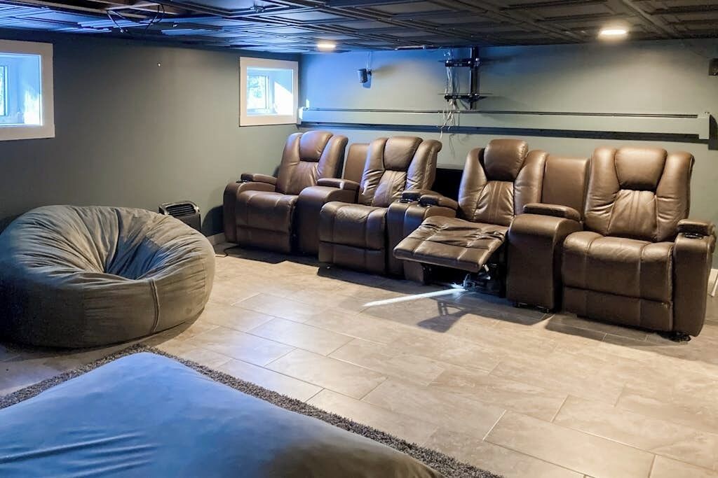 Secluded Getaway Near The Beach & Town With Game Room And Hot Tub - Ogunquit, ME