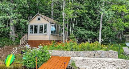 Refurbished waterfront 1950s cabin with sauna, firepit, grill & kayaks - dogs ok