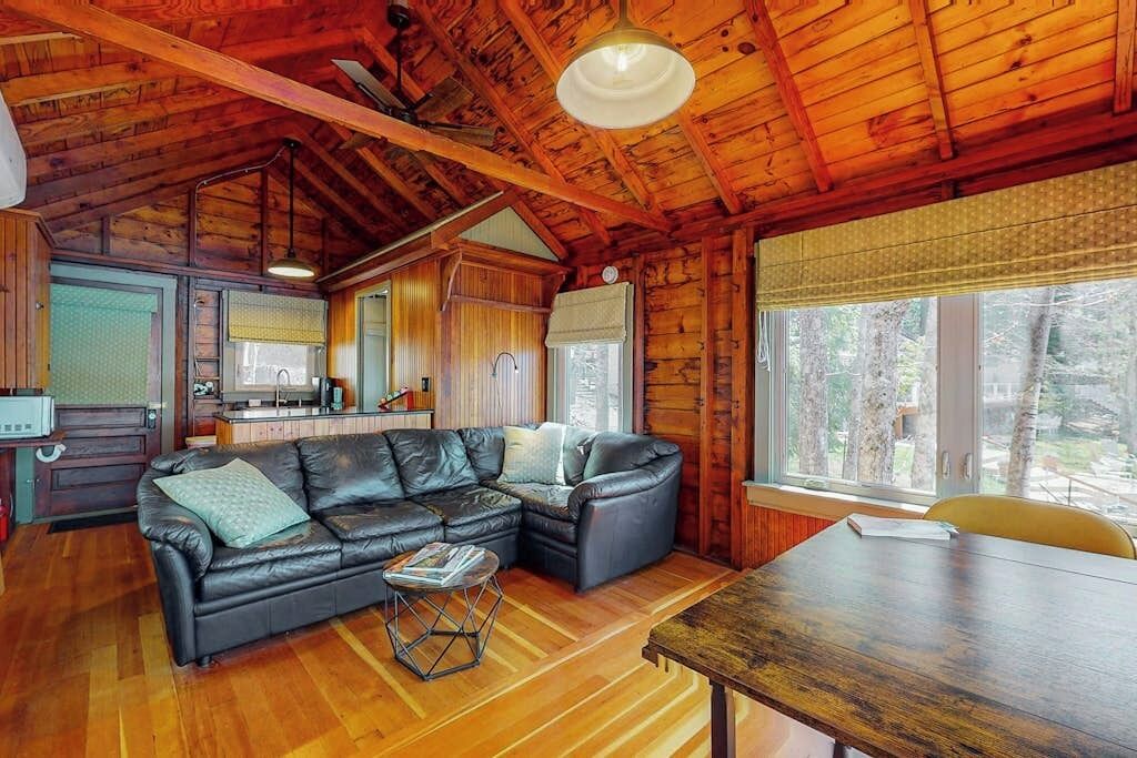 L’intérieur d’une cabine est doté d’un plafond en bois, d’un canapé en cuir noir, d’une table à manger et d’un coin cuisine.