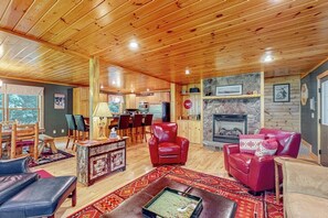 Ein gemütliches Interieur mit Holzbalkendecken, einem Kamin und Ledermöbeln.