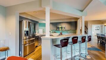 Coffee/tea maker, fridge, microwave, oven