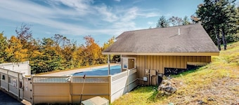 Ski-in/out, dog-friendly townhome with mountain views, hot tub & pool