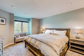 Travel cot, free WiFi, bed sheets