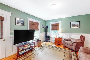 A living room with a television, fireplace, sofa, and a rug. - Sheridans' Getaway | Dog-friendly house in Newry, 1 mile to Sunday River (Newry)
