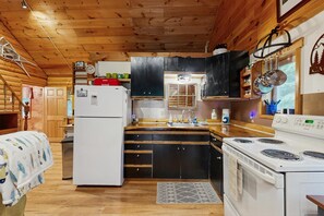 Cafetera y tetera, refrigerador, microondas y horno 