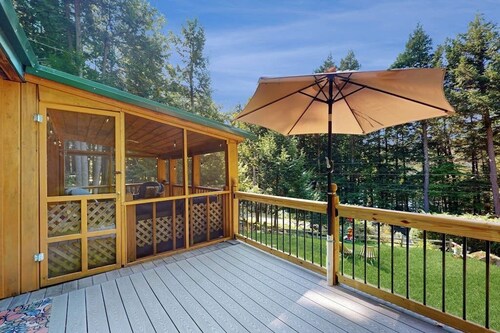Charming Lakeview House with Deck, Cozy Fireplace and firepit