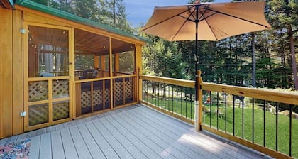 Charming Lakeview House with Deck, Cozy Fireplace and firepit